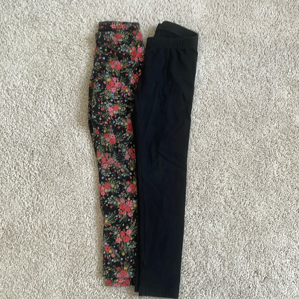 SET (2) of cat & jack kids leggings! Size Small (6/6x). One black, one floral.